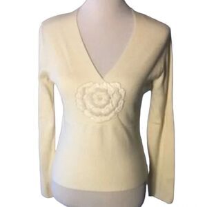 🆕 LouLou White VNeck with Flower size M